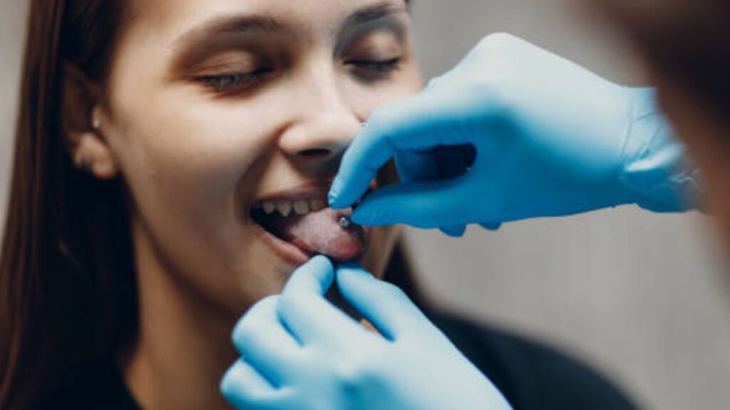 Como desinchar piercing na boca? Veja aqui 4 dicas!