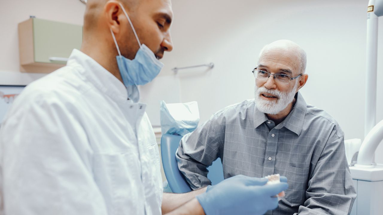 Sinais de que é hora de procurar um dentista para idosos