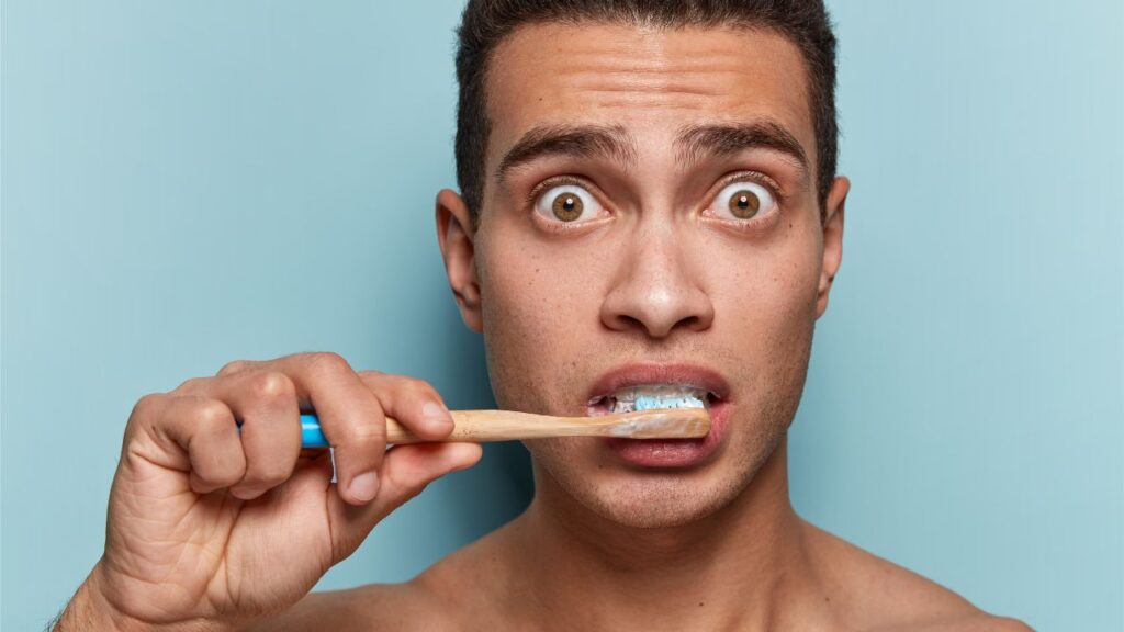 melhor forma de escovar os dentes para gengivas sensíveis