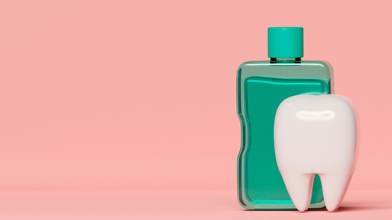 Como usar o enxaguante bucal corretamente Como usar o enxaguante bucal corretamente